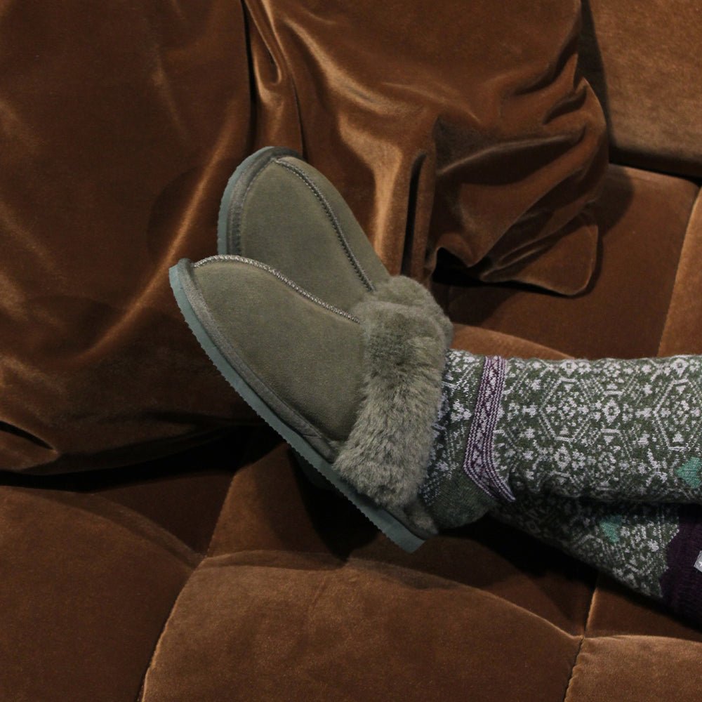Produktbild 2 - Minfot Fårskinnstofflor Slip-on Duved med sula Mörk Olivgrön