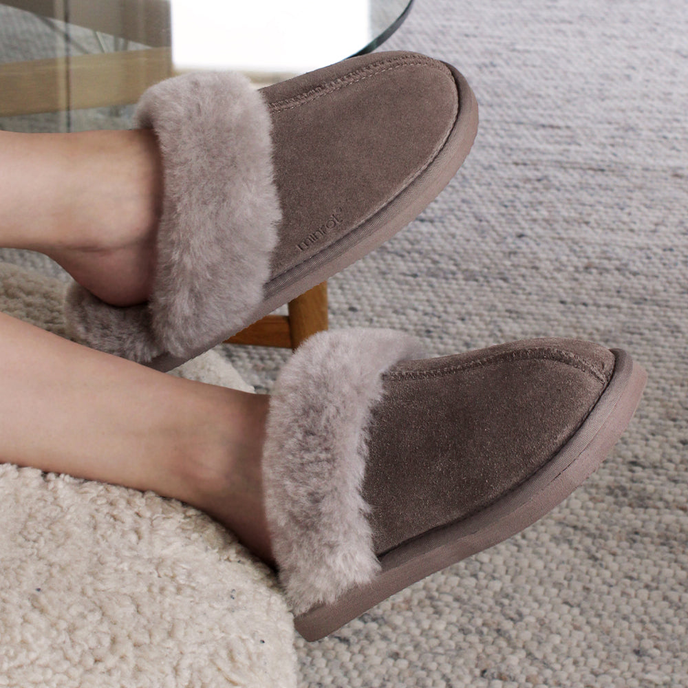 Minfot Saueskinnstøfler Slip-on Duved med såle Stone