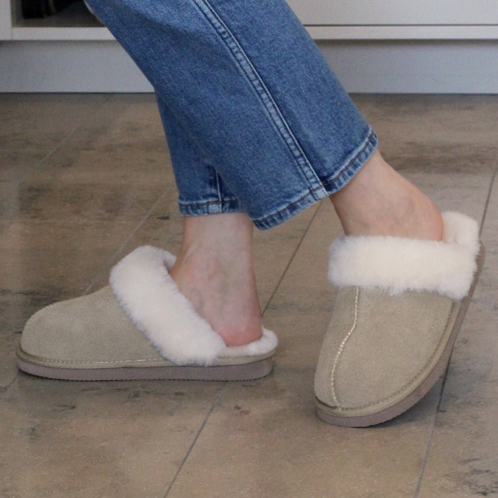 Minfot Saueskinnstøfler Slip-on Duved med såle Sand