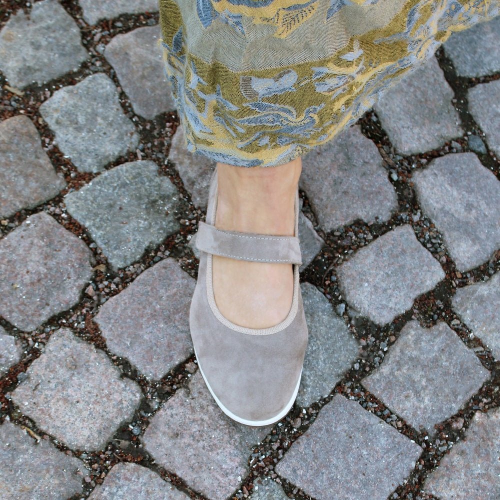 Minfot Ballerinasko med rem Joyce Stretch Nubuck Stone