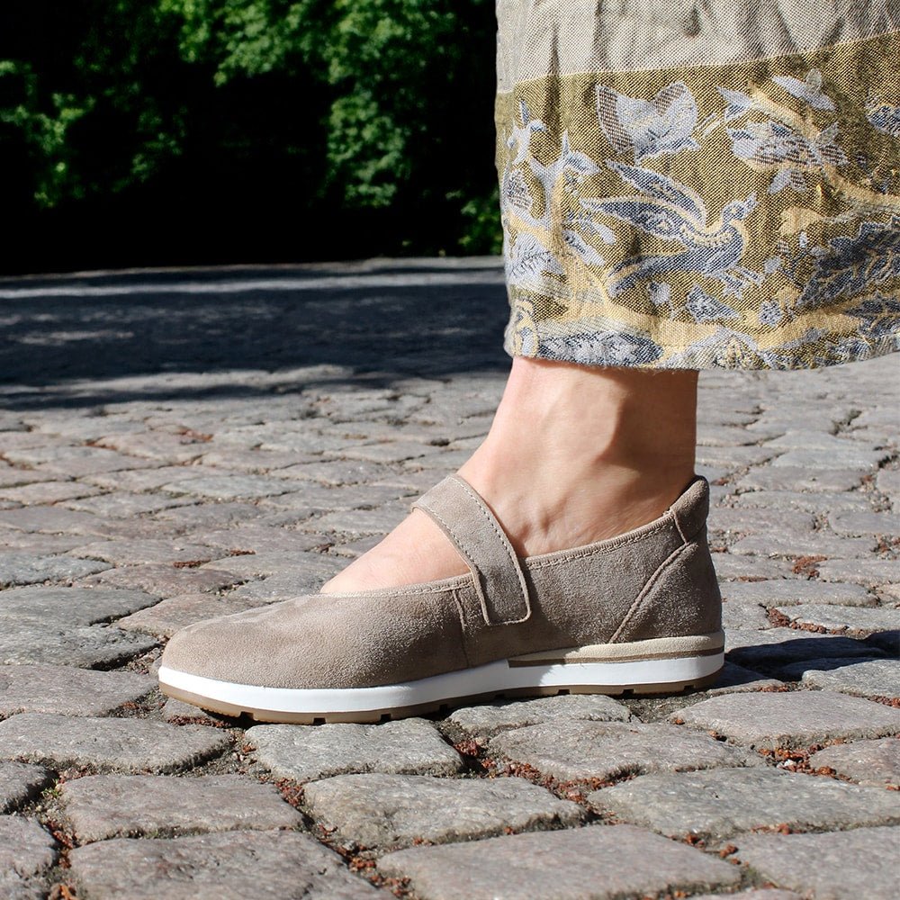 Minfot Ballerinasko med rem Joyce Stretch Nubuck Stone