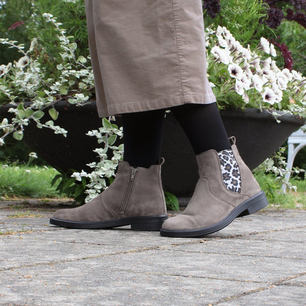 Produktbild 2 - Minfot Bou Chelsea Boots med zip Stretch Nubuck Stone Leopard