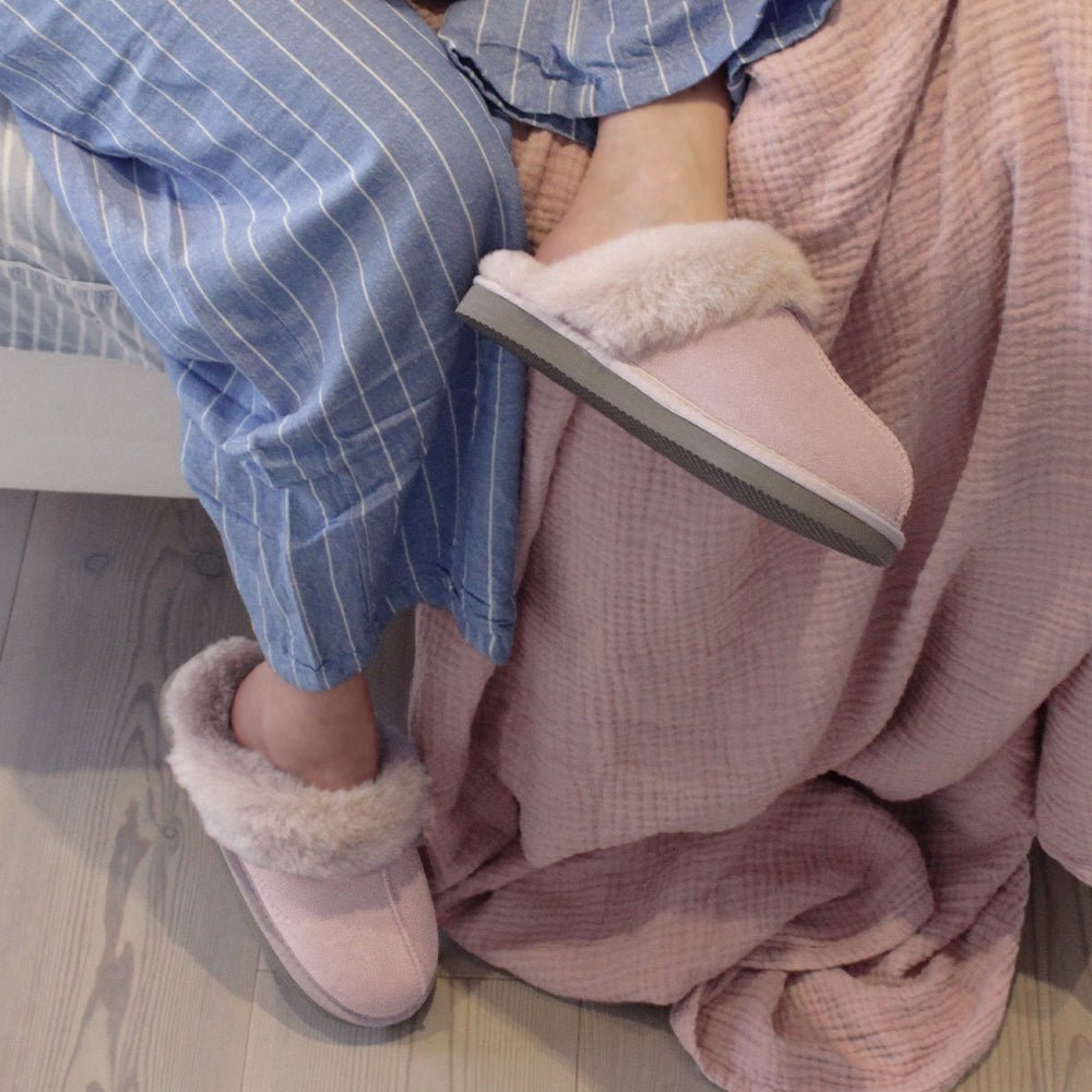 Minfot Saueskinnstøfler Slip-on Duved med såle Lyserosa