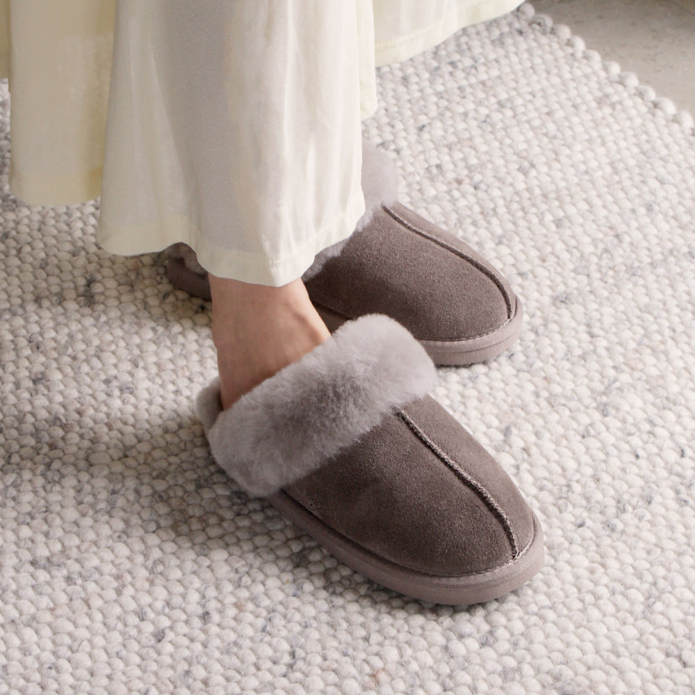 Minfot Saueskinnstøfler Slip-on Duved med såle Stone