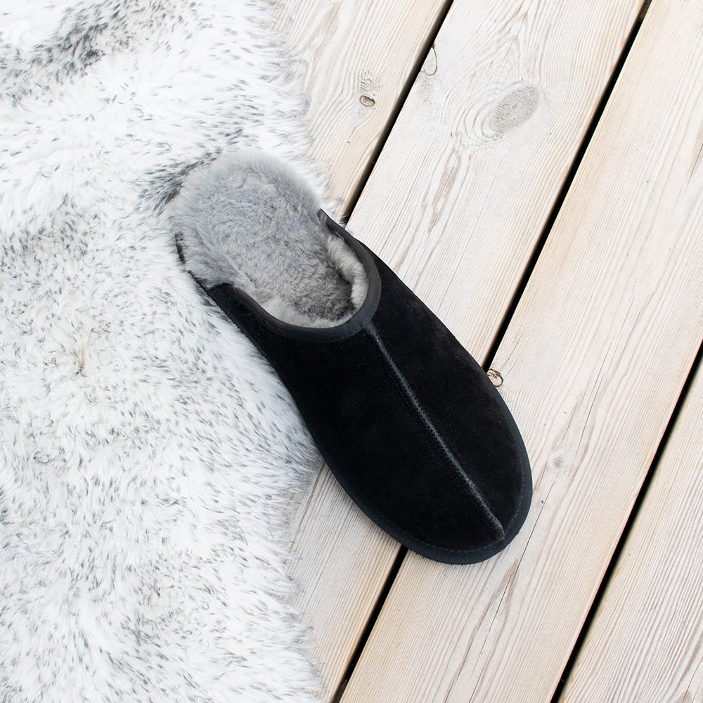 Minfot Saueskinnstøfler Slip-on Orust med sula Svart