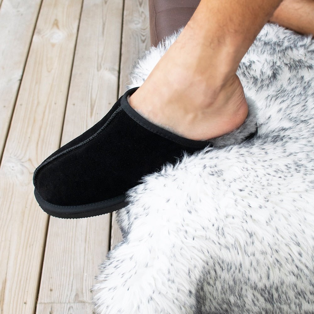 Minfot Saueskinnstøfler Slip-on Orust med sula Svart