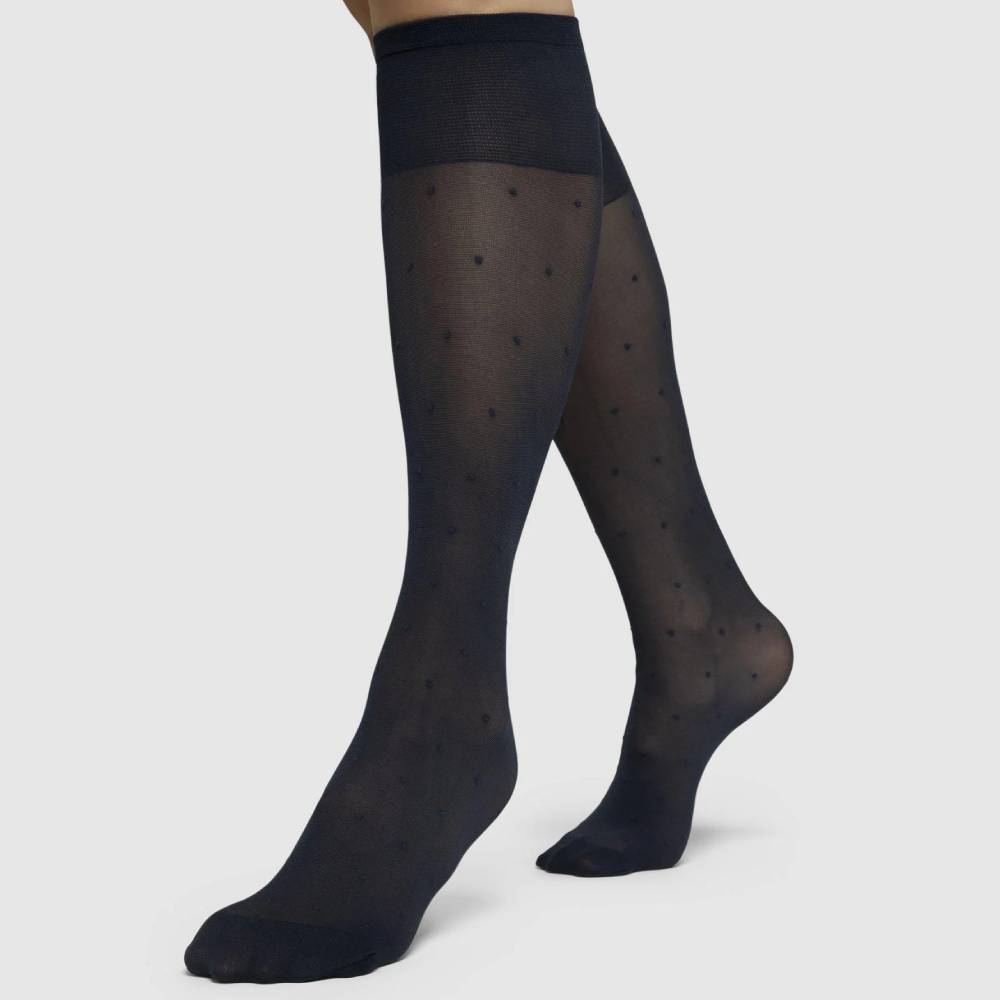Produktbild 3 - Swedish Stockings Nylonstrumpor Knä Doris Dots Prickig 40 DEN Svart