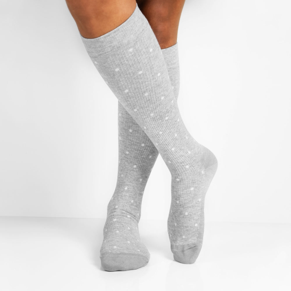 ljusgraa-stodstrumpor-med-vita-prickar-minfot-viola