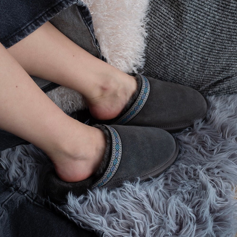 Minfot Saueskintøfler Slip-on Myre med såle Grå