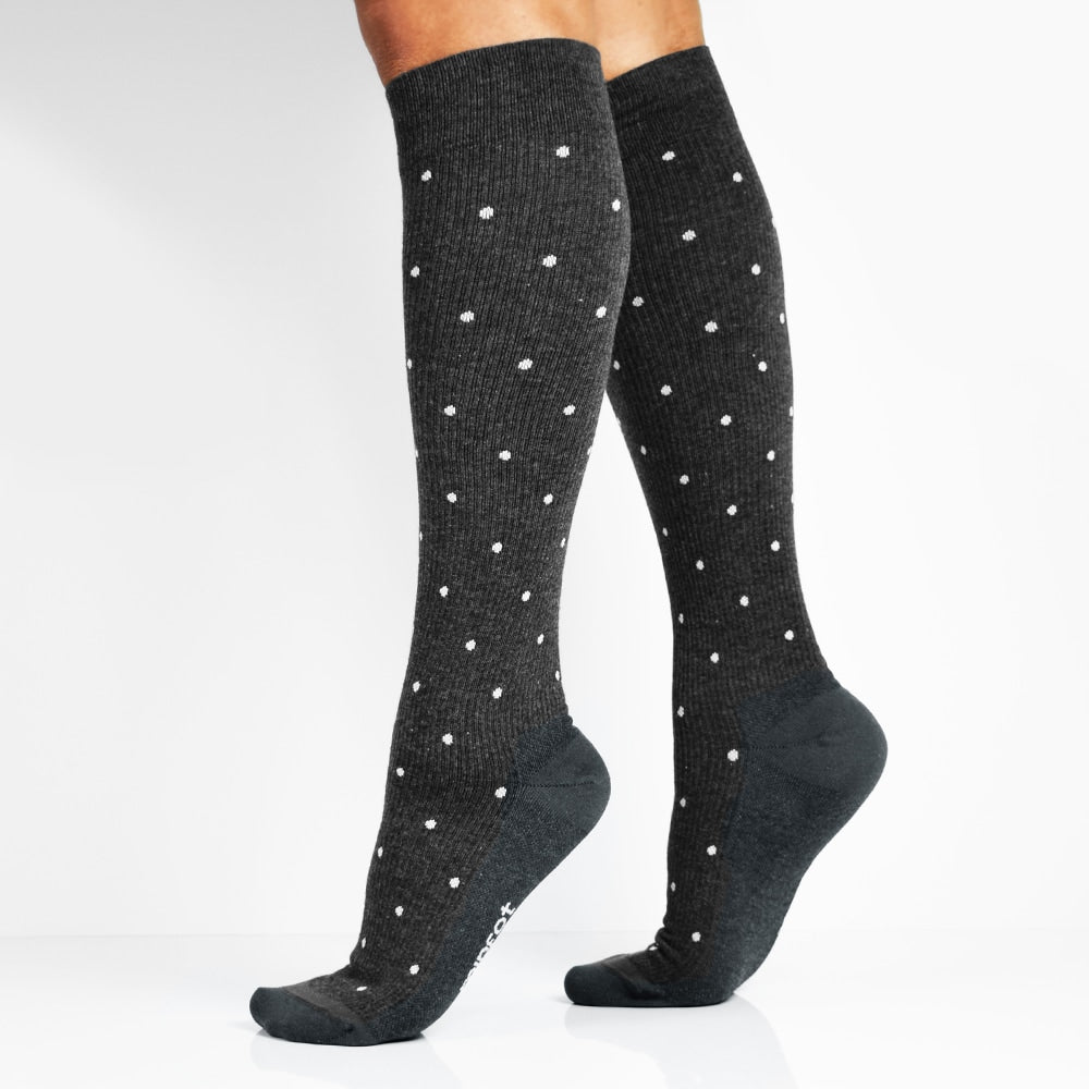 morkgraa-prickiga-stodstrumpor-minfot-viola