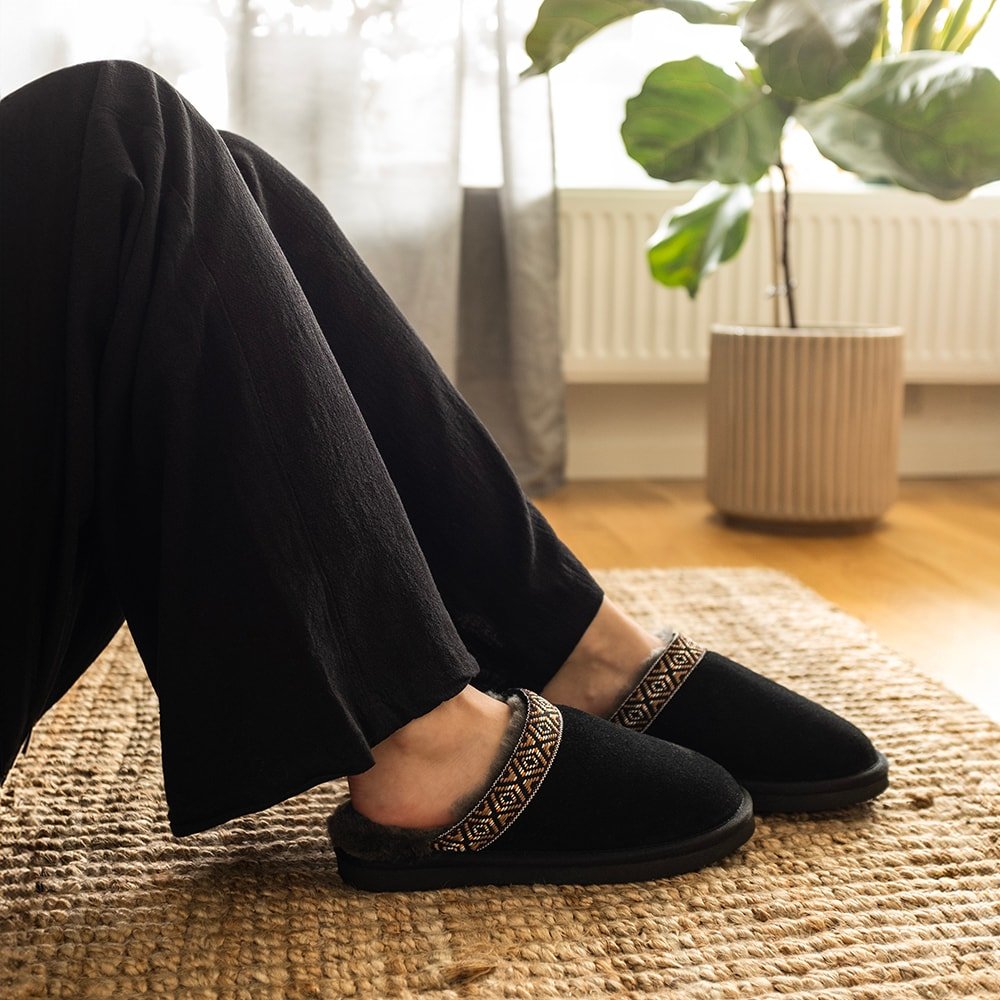Minfot Saueskintøfler Slip-on Myre med såle Svart