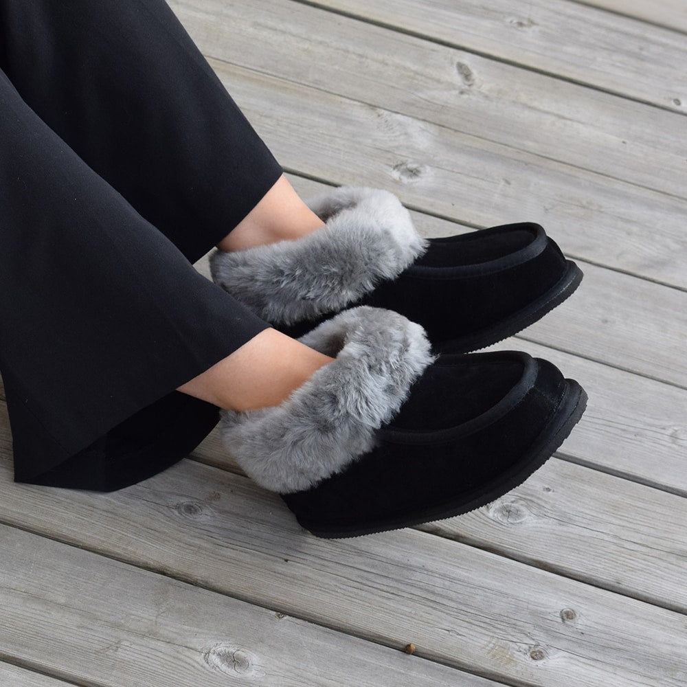 Minfot Saueskinntøfler Koster med såle Svart