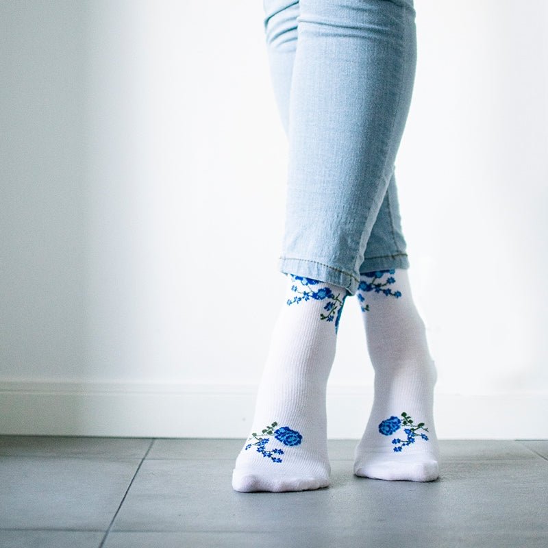 vita-stodstrumpor-med-blommor-minfot-flawless-walk-colibri