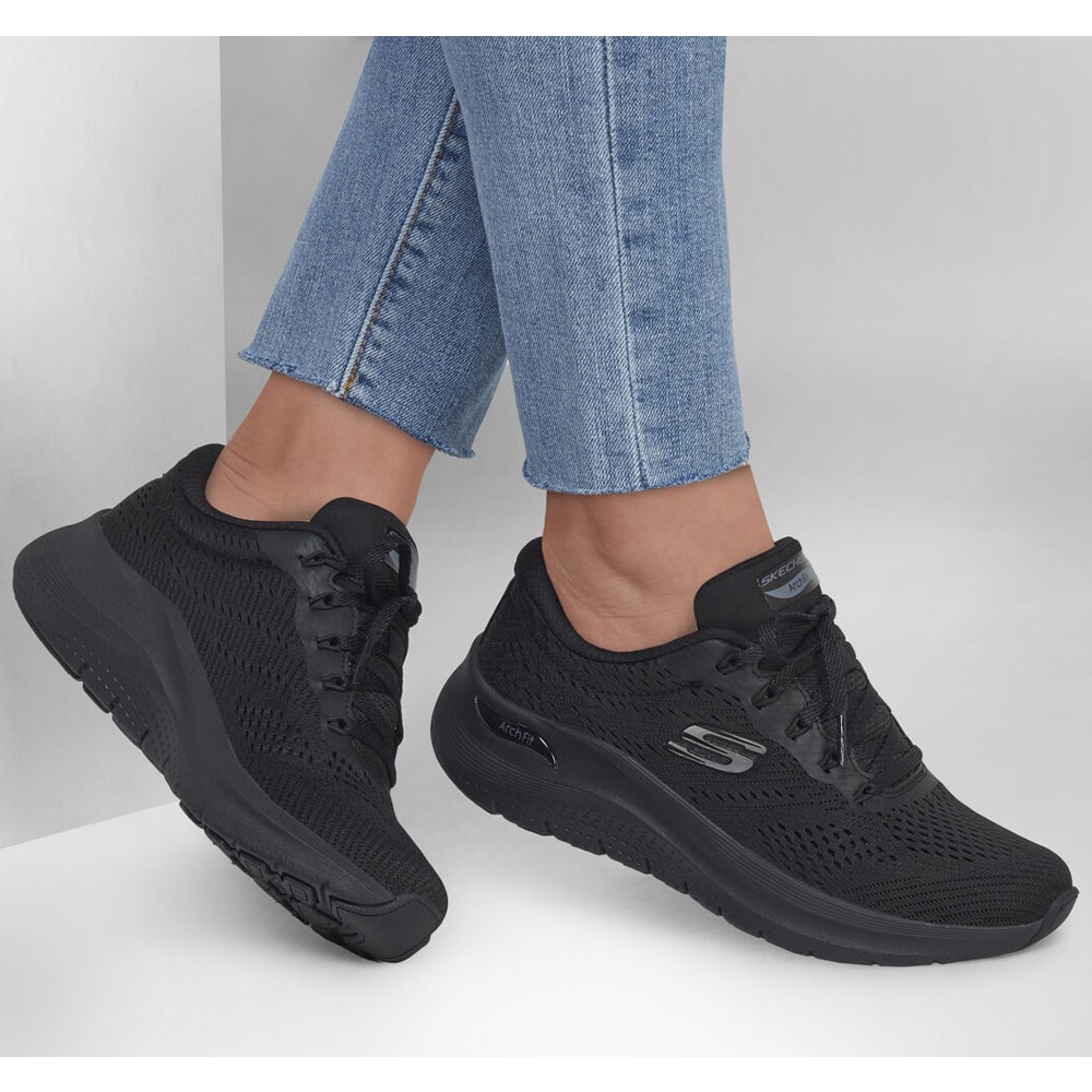 helsvarta-sneakers-skechers-dämpning.jpg